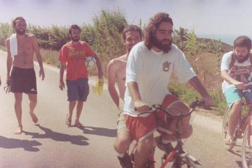 minha-mpb:  Foto de Rodrigo Amarante, que foi encontrada numa revelação de filme antigo. Zambujeira do Mar, Portugal, agosto de 2004. — com Marcelo Camelo, Bruno Medina, Alex Werner, Rodrigo Barba e Gabriel Mayall.