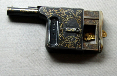 pimpingweapons: A tiny ornate palm pistol. Peashooter85, you’re going to love this. I do love 