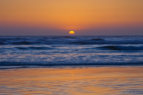 esteldin:  Lights Out by Jeffrey Sullivan on Flickr.