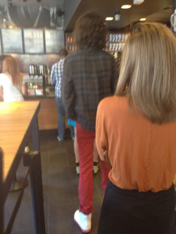 savingmusic:  alternatedimension:  Nick Valensi in front of me at Strabucks this morning  gAh i would die  OH MY GOD I HOPE YOU GOT A PICTURE WITH HIM OMG