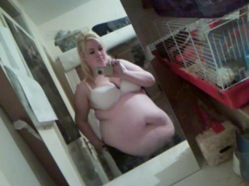 hangsjustoutofreach:  gutlover:  Can’t believe how fat & low hanging her gut is!  Fabulous bbw that needs to gain!  Yes. More of this. 