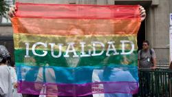 malditamente-enfermo:  pan-con-paltaxd:  no soy homosexual’ pero apoyo la igualdad :3  Apoyo el comentario de Arriba c: 