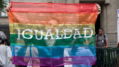 pan-con-paltaxd:  no soy homosexual’ pero apollo la igualdad :3 