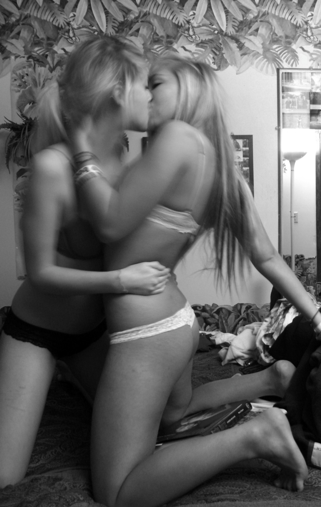 stewpot18:  atyoureyesonly:  Your Eyes Only  I love sexy girls making out If you