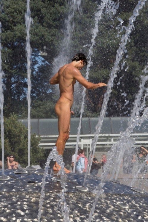 Porn Naked in a fountain in public photos