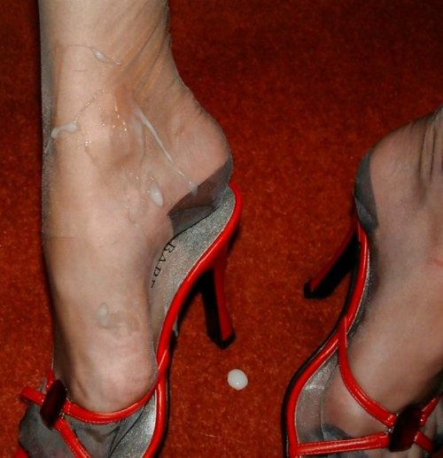 nylonandfootfetish: Cum on sexy feer in nylons and heels