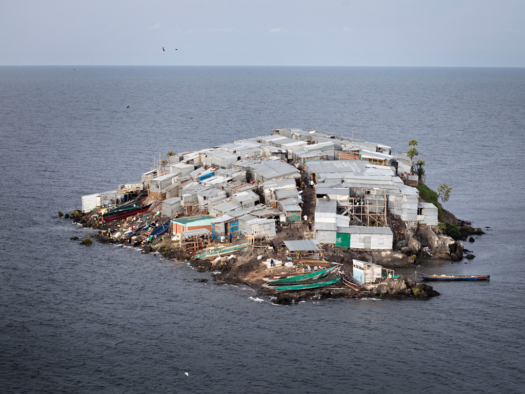 nao-pensaste-nisto-antes:  Half the size of a football pitch, Migingo Island on Lake