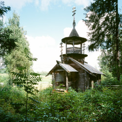 rcruzniemiec:  Richard Davies These photographs have been taken over a period of nine years. These churches are the remnants of thousands that were built all over Russia from the time of Prince Vladimir, who, on his conversion to Christianity in 988,