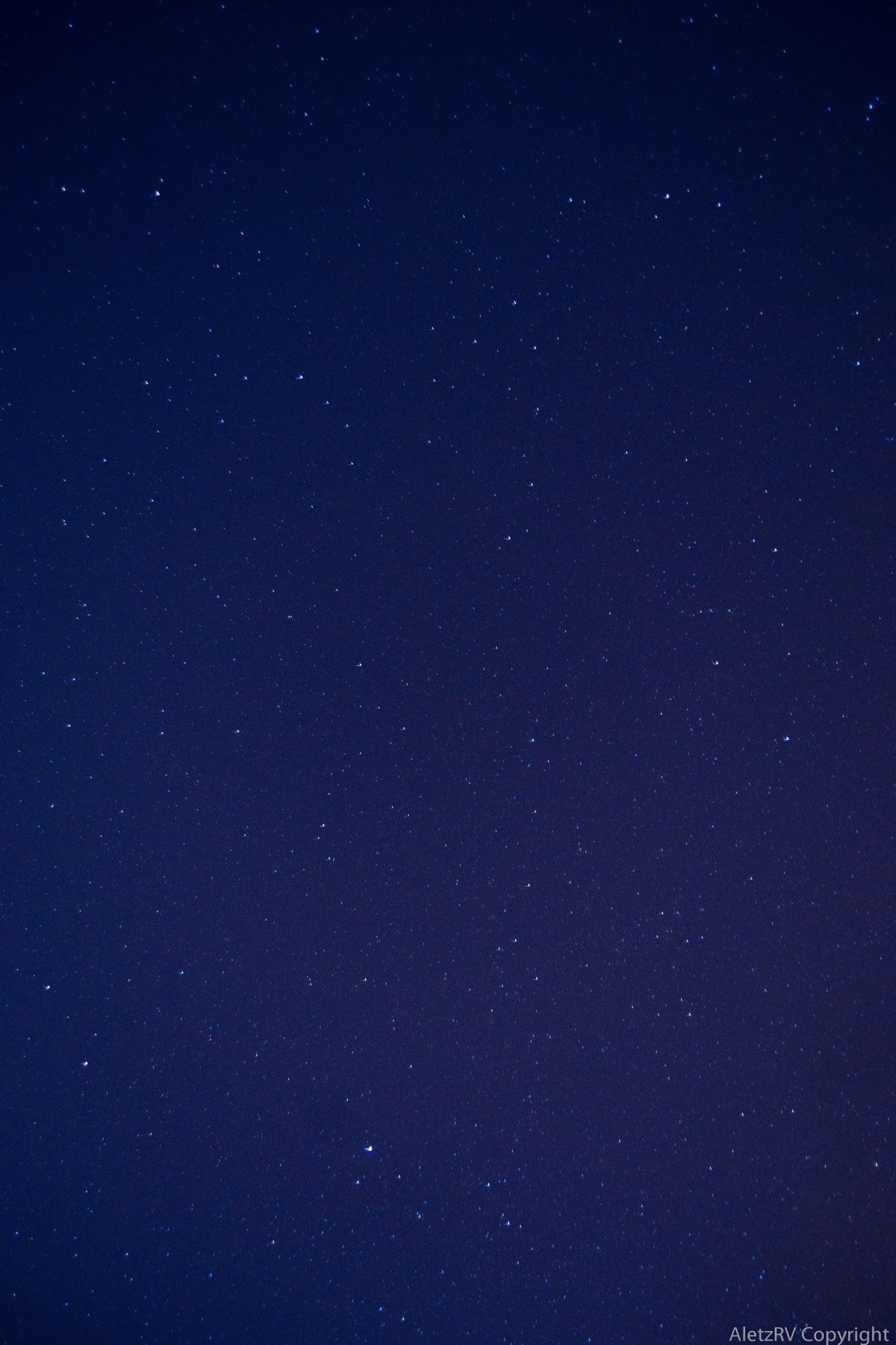 vistalterna:  La paz de la noche, se encuentra mirando hacia arriba, las estrellas