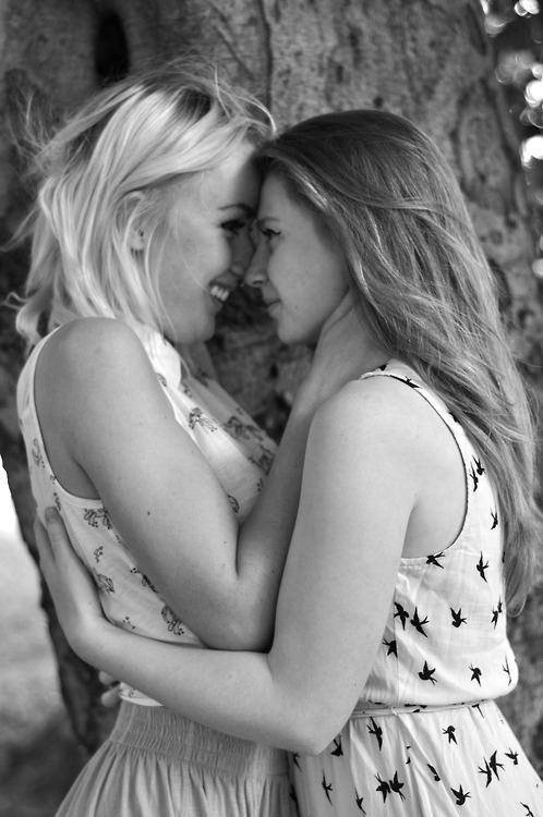 E se não for apenas uma amizade? e se agente tiver mais coisa? e se esse sentimento e amor? podemos não saber responder nenhuma dessas perguntas, mais no futuro garanto que estaremos juntas, você me irritando sempre e eu com meu ciumes bobo, vou te