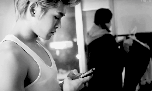 8/? gifs that make you want to stan Lee Howon.