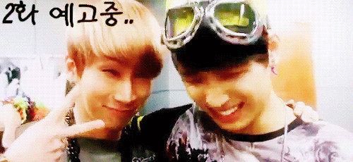meetmeinbusan:  eunkwang imitating hyunsik’s eyesmile but stops after almost getting caug Omg. 