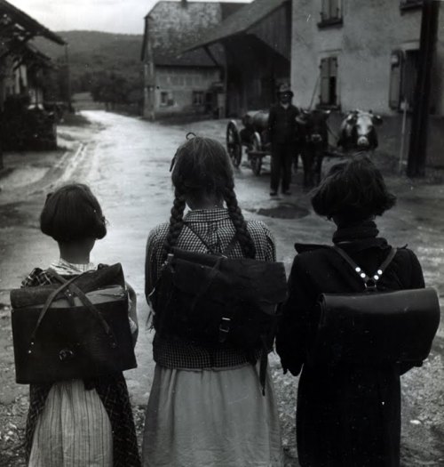 undr:Robert DoisneauLes Ecolieres, Alsace, 1945