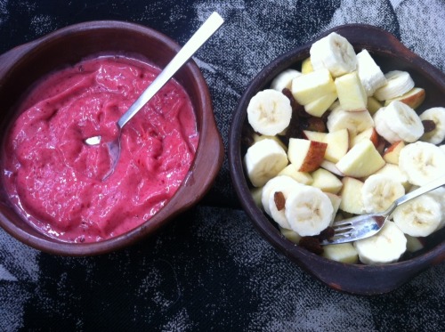 lunch! (bananas with apple and raisins & strawberry-banana ice)