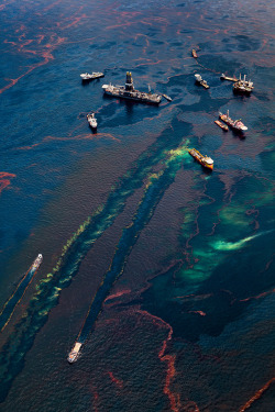 blue-voids:  Daniel Beltrá - Oil Spill #16