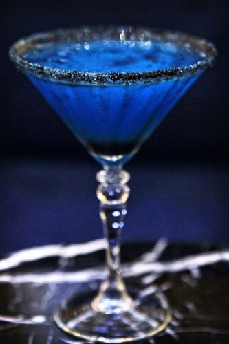  via octoberhaunt: Witches Brew: Bacardi Dragon berry rum, Blue Curacao, Creme