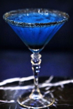  Via Octoberhaunt: Witches Brew: Bacardi Dragon Berry Rum, Blue Curacao, Creme