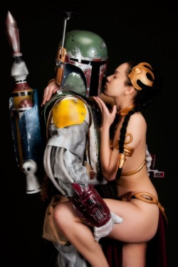 bluedogeyes:  Leia loves Boba by Lola Gainsborough  Cosplayer blog / twitter / facebook 