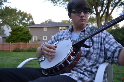 peppermintlarry:sinclairsolutions:*RARE* bASED PHOTO of BANJO PLAYINGso tweetwang tittle twee