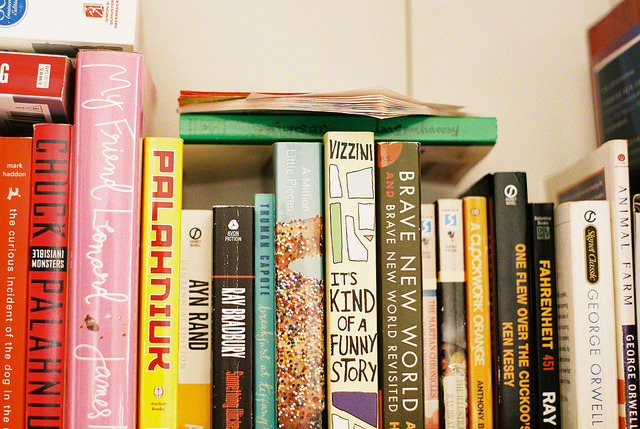 emicatery:  bookshelf by ƒragmentos on Flickr. 