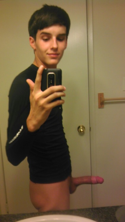 homoeroticguys:   check out homoeroticguys.tumblr.com & if you’re bored, submit some pictures or drop a line in my ask box 