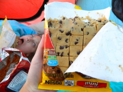nicolasanha:  O que vejo nessa foto: ( ) Uma imagem de um doce (XXX) Uma menina sendo possuída pelo doce no fundo. 