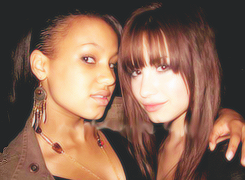 alldevonne:  demi + camp rock backstage; 