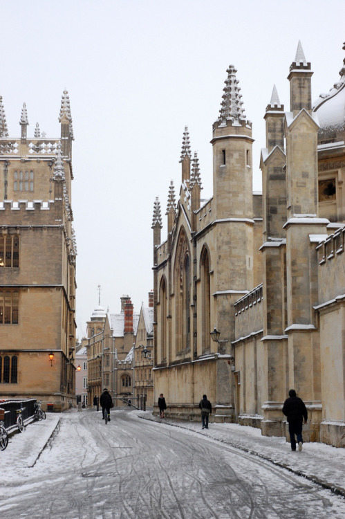 enchantedengland:   Snow makes all things lovely, but I think Oxford University (Oxfordshire, Englan