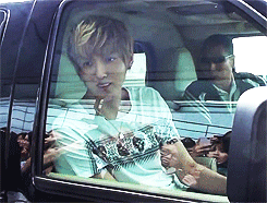 wufun:  Kris waving and chatting with fans 