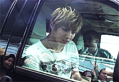 wufun:  Kris waving and chatting with fans 