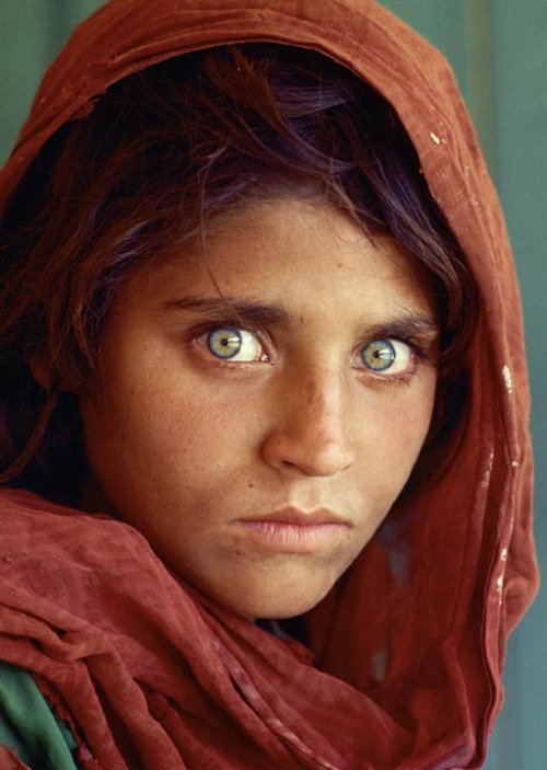 cocoa-shine:National Geographic’s “Afghan girl” - For 17 years photographer Steve McCurry has tried 