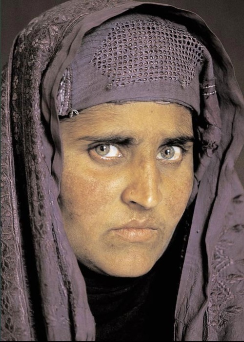 cocoa-shine:National Geographic’s “Afghan girl” - For 17 years photographer Steve McCurry has tried 