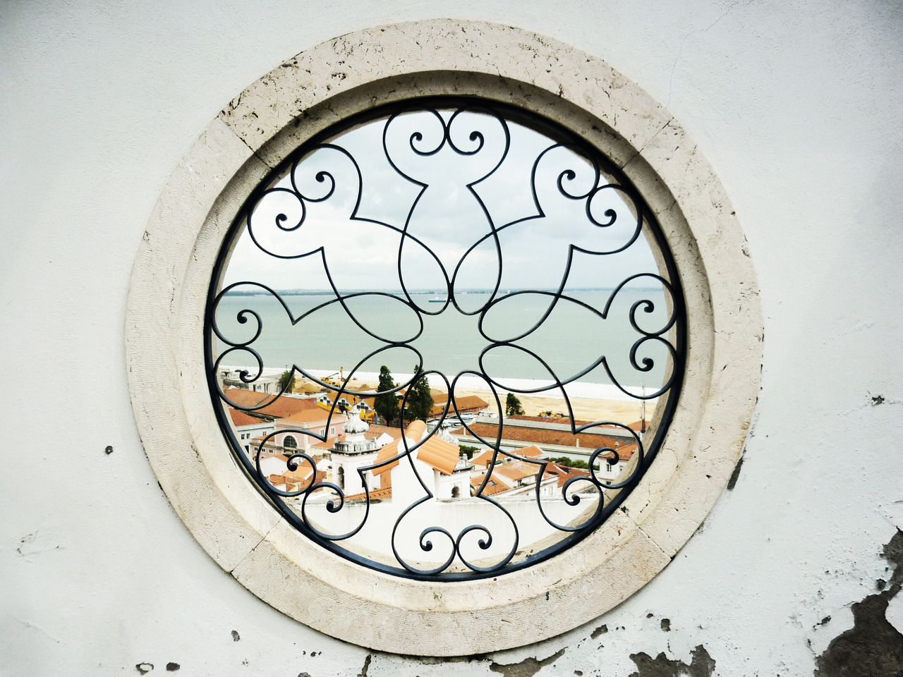 maisyhaze:  as109coisas:  Alfama, Lisbon  love 