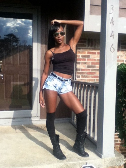 fuckyeahdarkgirls:  fuckyeahdarkgirls!  Ravishingbrown.tumblr.com  