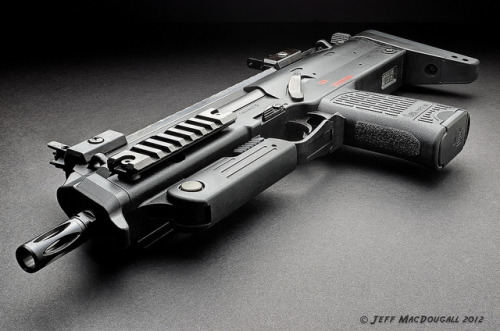 militaryandweapons:  Heckler & Koch (H&K) MP7A1 by vegasracer on Flickr. 