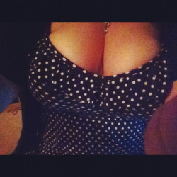 kurvygirlswag:  Cleavage Is a beautiful thing And I’m blessed with it. 😃😊  Mmmmmm sooo would if I could! ;) MWAH!!! XOXOX!!!