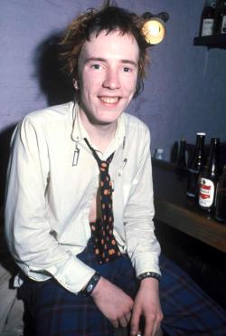i-wannabe-me:  Johnny Rotten in the dressing