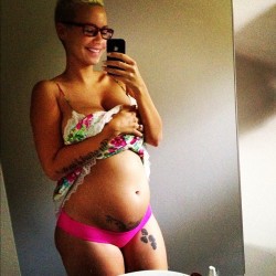  Rose& her baby bump.> 