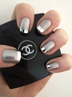 dressthepopulation:  Metallic french tip nails