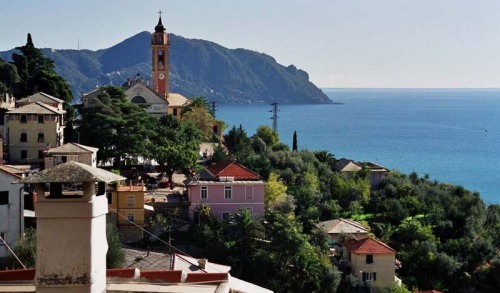 (via Half the town gone to South America, a photo from Genoa, Liguria | TrekEarth) Pieve Ligure, Lig