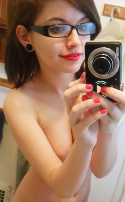 fetishclub:  Nice lipstick. http://fetishclub.tumblr.com/