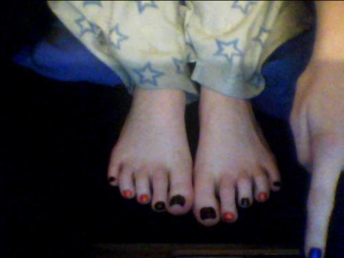 samnobi: Halloween toes! The big toes have sparkles, too.