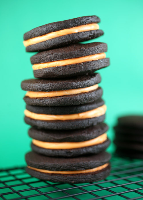 gastrogirl:  homemade halloween oreos. 