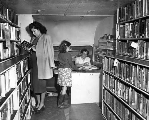 coolchicksfromhistory: San Fernando Valley bookmobile, with Helen Jenks at the desk.
