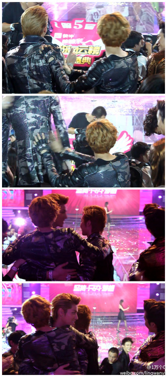 planetbuffalo: (1) Kris & Chanyeol during announcement of EXO-M’s win; (2) Kris hugs Xiumin &