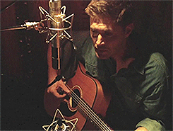 mooseandtiger:Jensen Ackles singing “Angeles” [x]