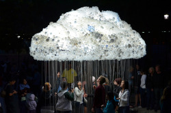 likeanoceanoftime:  myedol:  Cloud by Caitlind r.c. Brown Created out of 6,000 light bulbs the interactive installation invites visitors to pull the cords and turn the lights on and off as spectators witness the cloud shimmer and flicker as bulbs flip