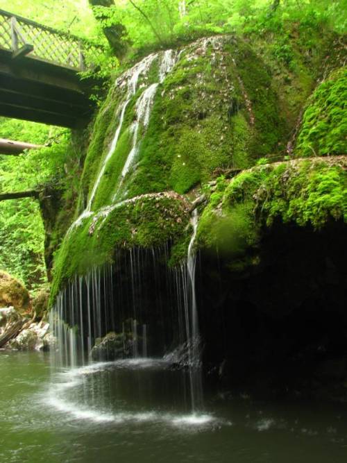 Bigăr Waterfall in Miniş Gorge, Caraş-Severin, Romania (by valea-almajului.ro).