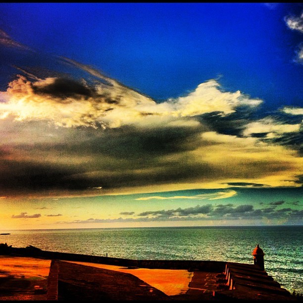 #WeirdPR Looking #NorthWest #Sunset #Sky #Clouds #OldSanJuan #SanJuan #PR #PuertoRico #00901 #Blue #Horizon #Yellow #Ocean #Sea #Orange #Aqua #Sentry #SentryBox #Green #Waves
(Taken with Instagram at Castillo San Cristobal)