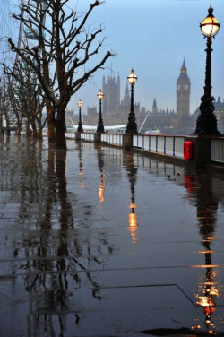 hillarityy:  London in the Rain 